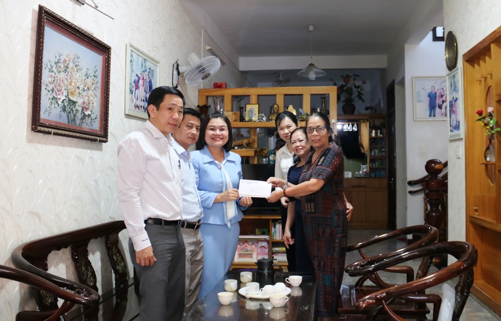 Thăm, tặng quà các đồng chí nguyên lãnh đạo tỉnh nhân dịp kỷ niệm 120 năm ngày thành lập tỉnh Đắk Lắk